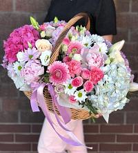 Цветочная композиция из Розы, Хризантемы, Пионы и Лизиантусы в корзине в Сибирцево