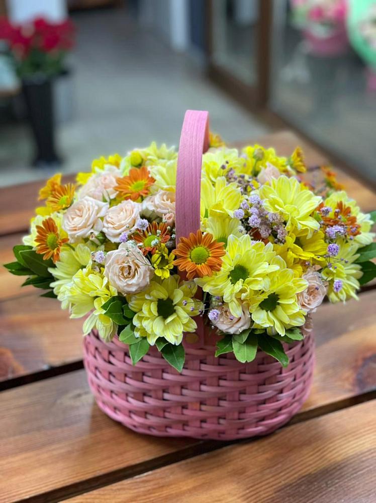 Цветочная композиция из Хризантемы и Розы в корзине в Сибирцево