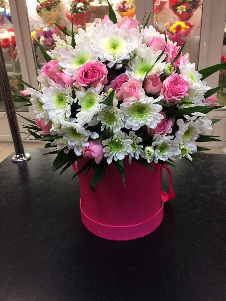 Цветочная композиция из Розы и Хризантемы в шляпной коробке в Сибирцево