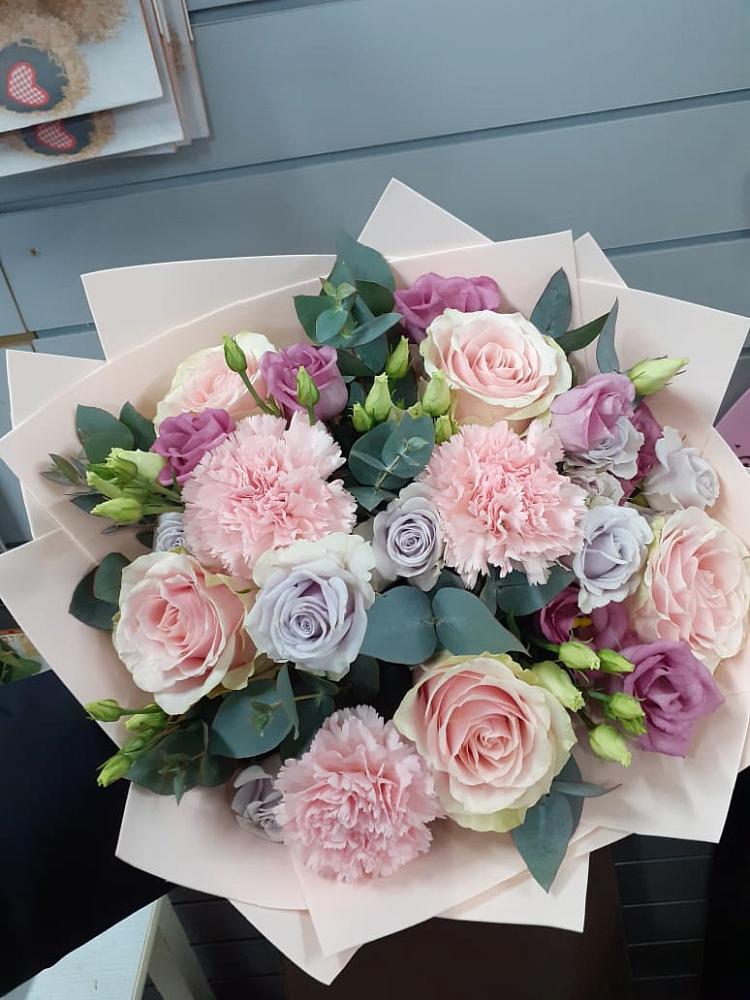 Букет цветов из: Розы, Гвоздики и Лизиантусы в Сибирцево